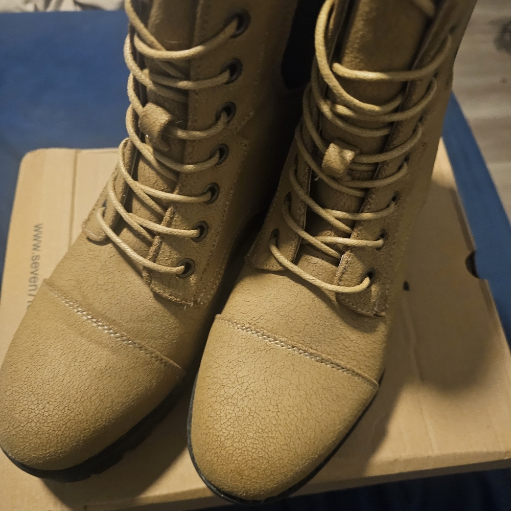SEVEN7 WOMEN'S "JADON " LACE UP COMBAT BOOTS.  SIZE 8. NWT.